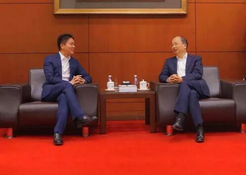 中國(guó)工商銀行董事長(zhǎng)易會(huì)滿(mǎn)和京東集團(tuán)董事局主席兼首席執(zhí)行官劉強(qiáng)東見(jiàn)證了雙方合作協(xié)議的簽署。 