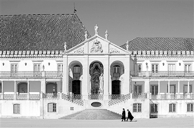 探究海外名校大學之美:牛津大學因門而美