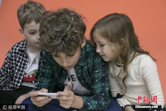外報(bào)：一天滑手機(jī)80次 孩子網(wǎng)癮過高怎么辦？