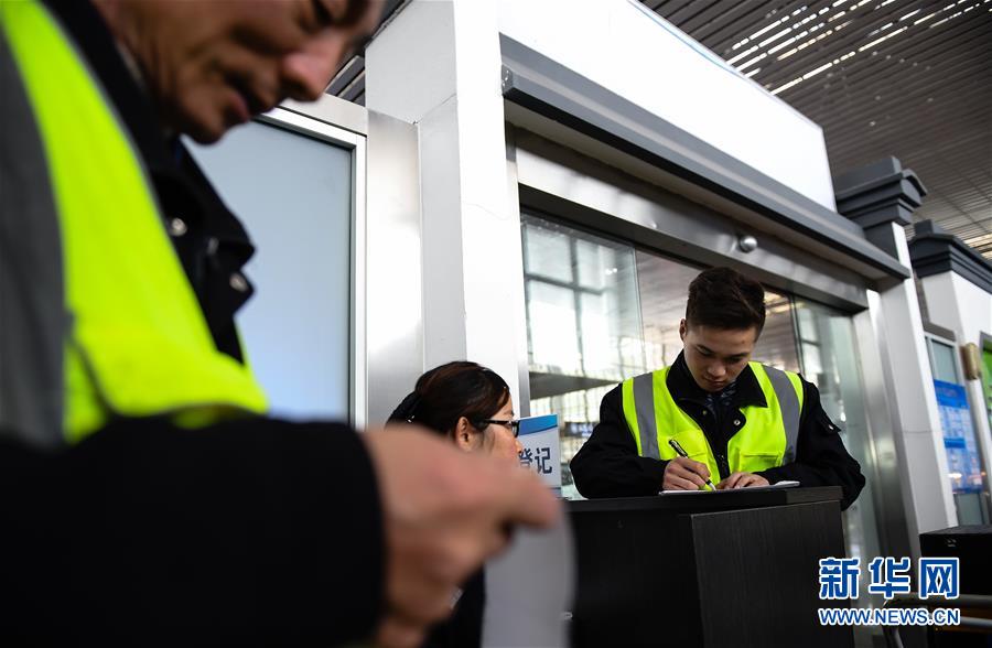 （關(guān)注春運·圖片故事）（3） 奔跑吧！高鐵送餐小哥