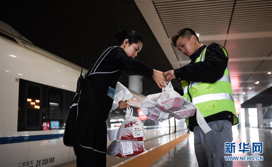 （關(guān)注春運·圖片故事）（8） 奔跑吧！高鐵送餐小哥