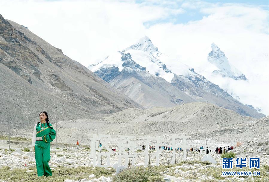 （文化）（5）“格?；ㄩ_”西藏民族服飾秀亮相珠峰大本營