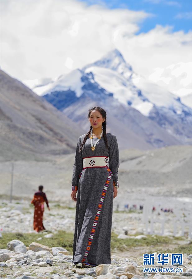 （文化）（3）“格?；ㄩ_”西藏民族服飾秀亮相珠峰大本營(yíng)