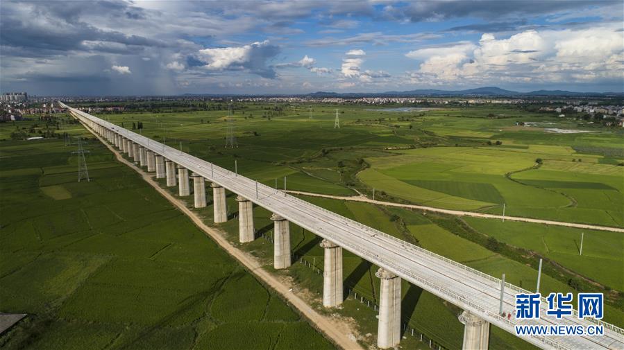 （經(jīng)濟(jì)）（10）昌贛高鐵首段無砟軌道鋪通