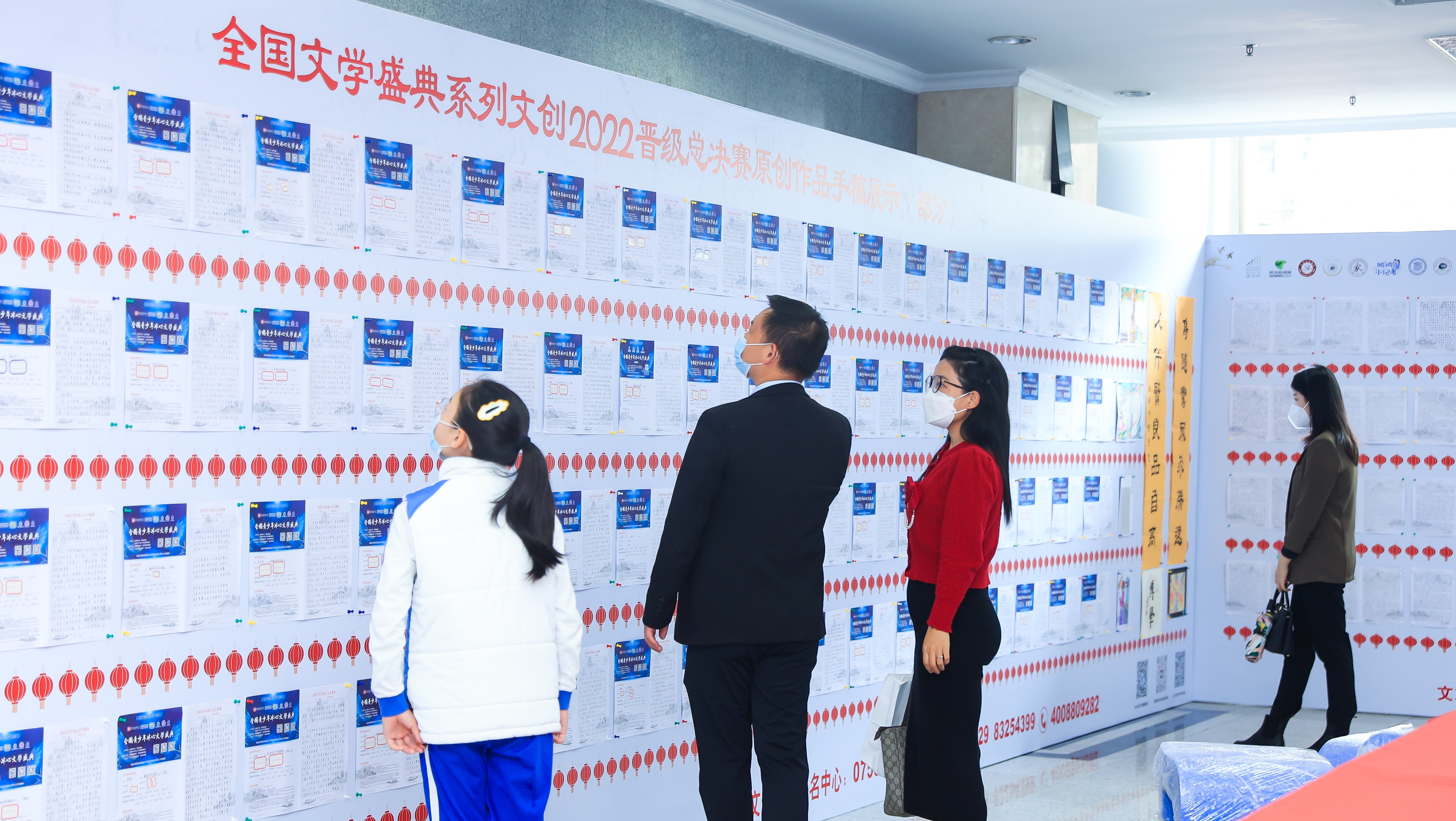 與會的領(lǐng)導(dǎo)嘉賓、師生文友共同走進(jìn)全國文學(xué)盛典年度慶典現(xiàn)場展示區(qū)